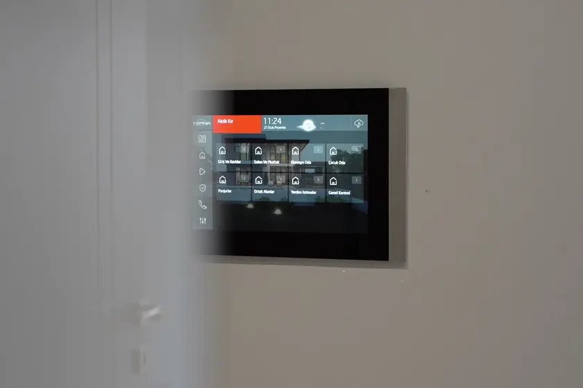 Dairenin duvarına gömülü akıllı ev paneli