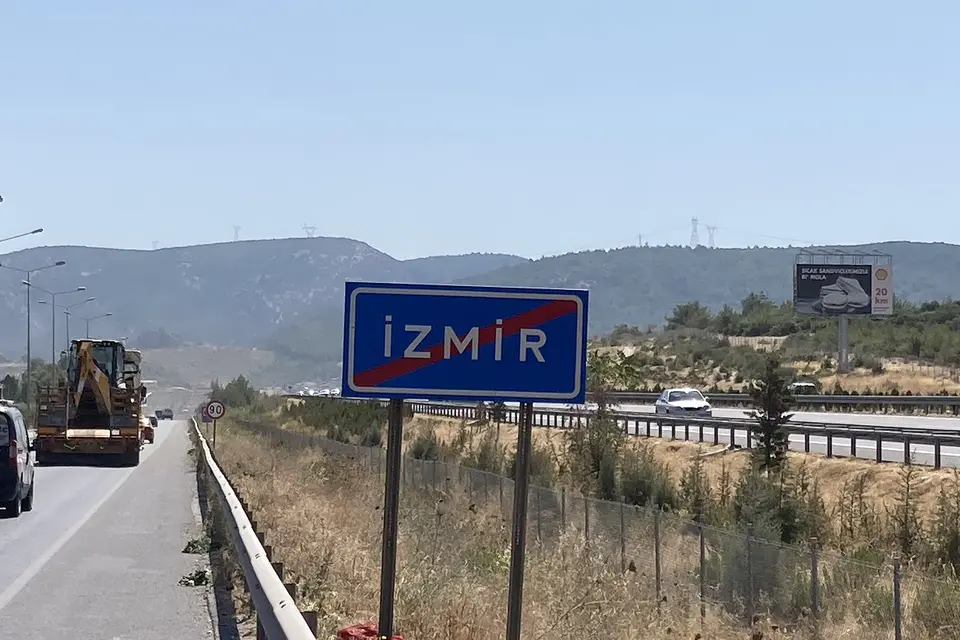 Şehirlerarası yol kenarında İzmir çıkış tabelası