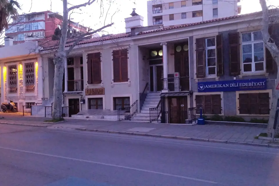 Bornova'da akşam saatinde tarihi taş evler ve cadde