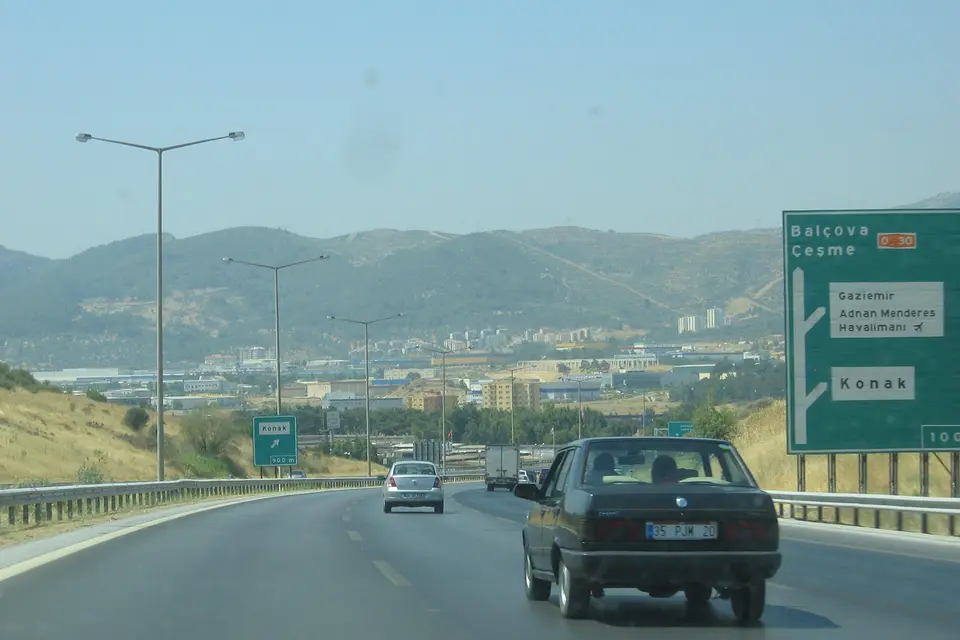 İzmir Çevre Yolu, yön tabelaları ve arkada şehir