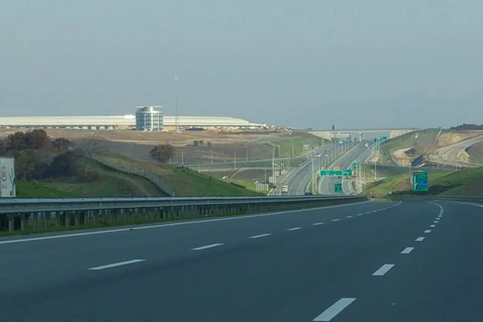 Çok şeritli bir otoyol, iki yönde akan trafik