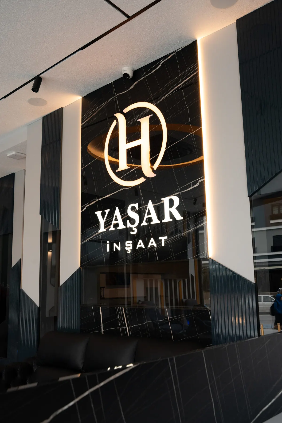 H YAŞAR İNŞAAT ofisi, logolu duvar