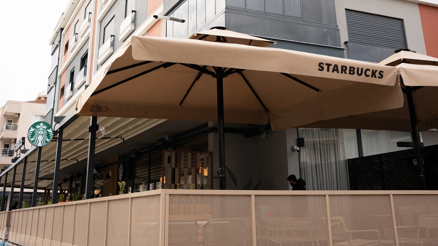 Zemin kattaki kafe terası ve üstündeki daireler